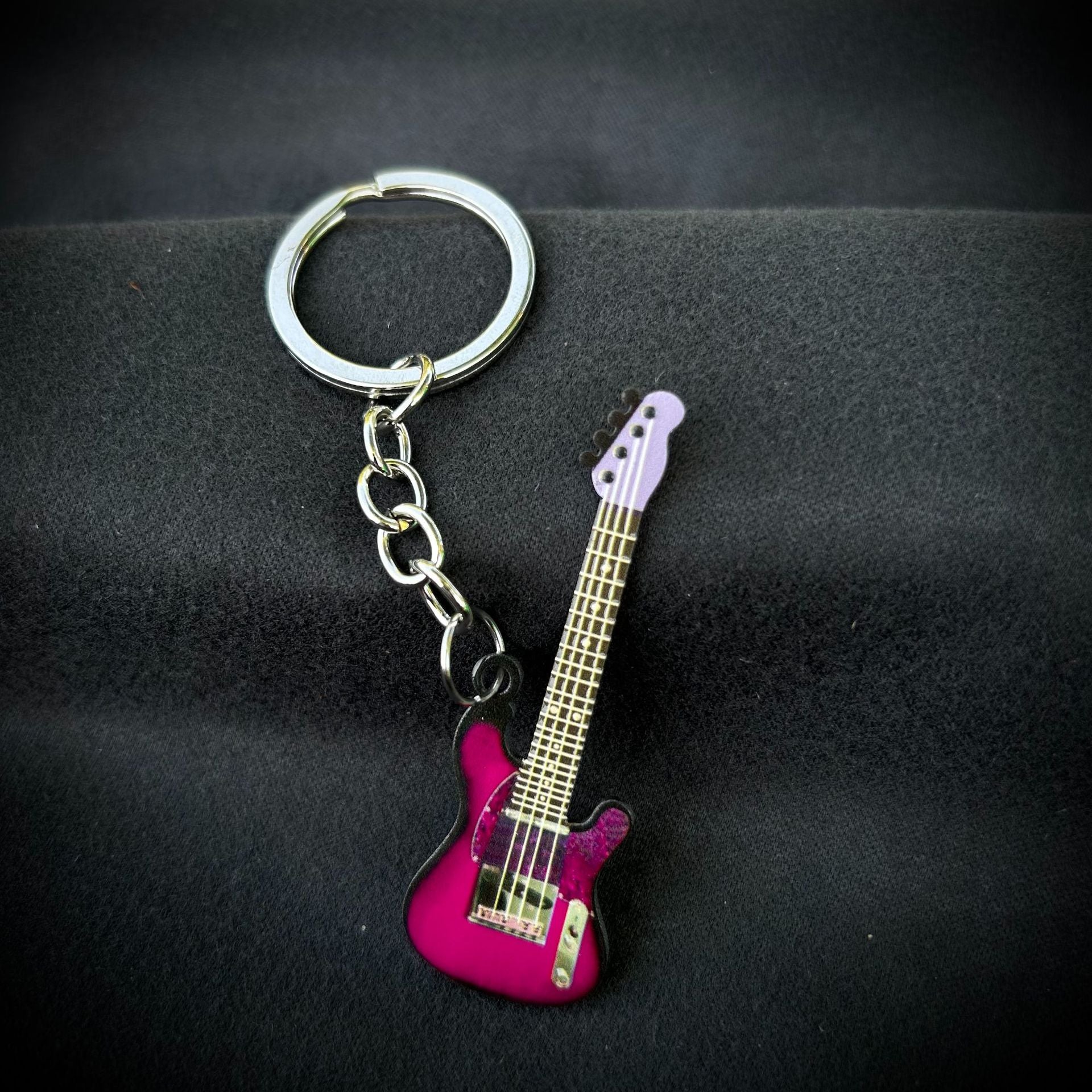 Llavero de guitarra en estampado de color de acero inoxidable al por mayor